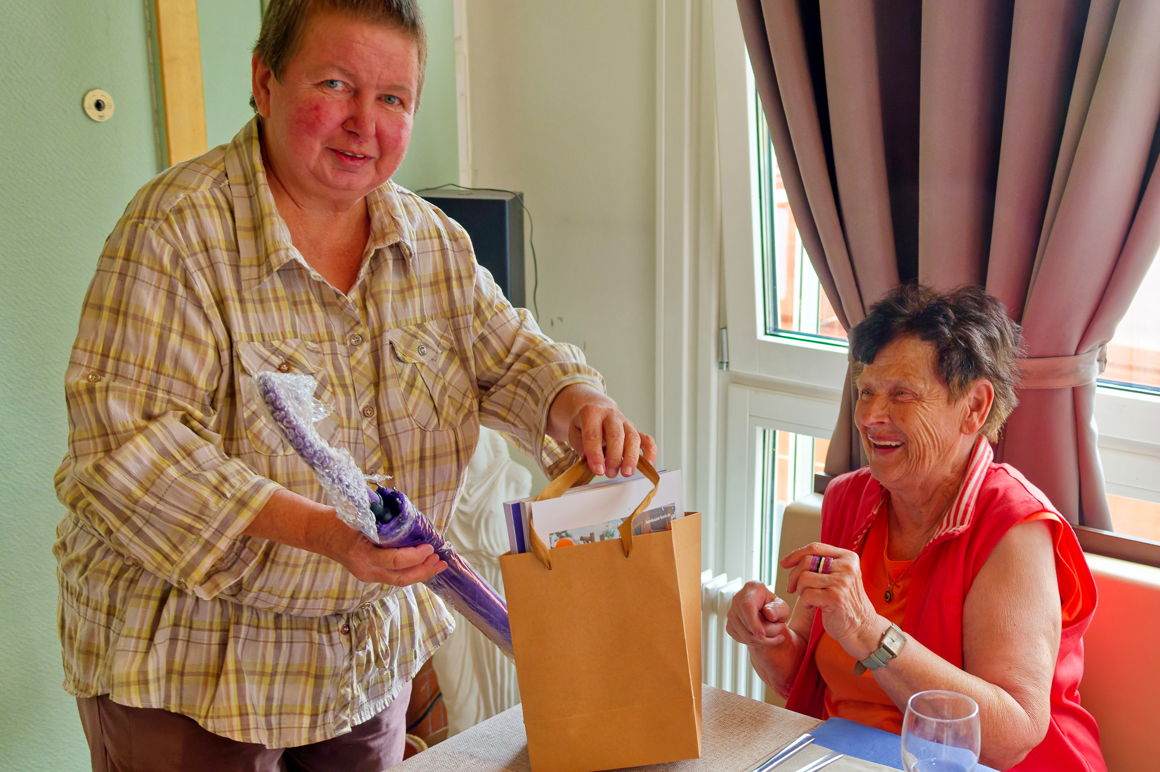 Geburtstagskind Lotte Onischke (83) mit Vorstandsmitglied Karin Klötzer
